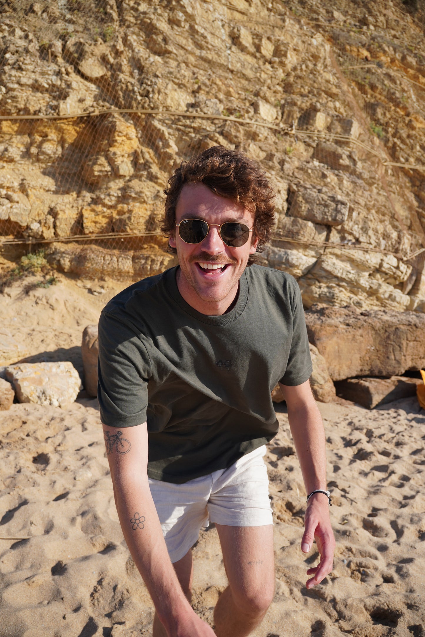 DOS FLORES EN LA PLAYA